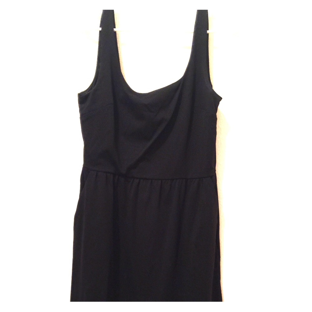 Sleeveless black pocket dress